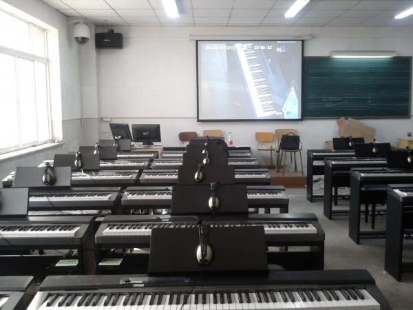 学院白云校区钢琴实训室